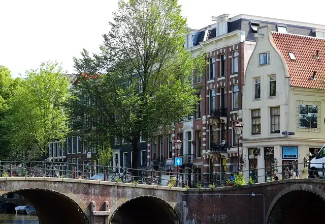 Amsterdam entdecken: Grachtenhäuser an einer Brücke