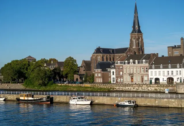 Maastricht entdecken: Maasufer mit Kirchturm