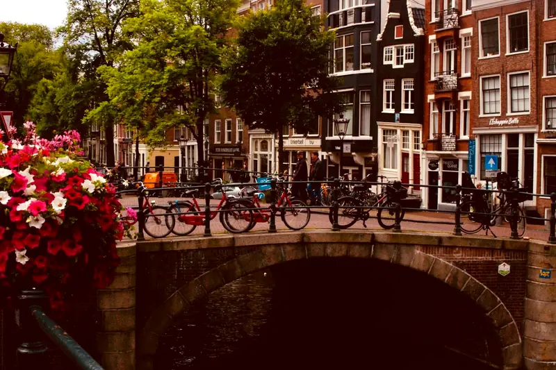Amsterdam entdecken: Brücke mit Blumen und Fahrrädern
