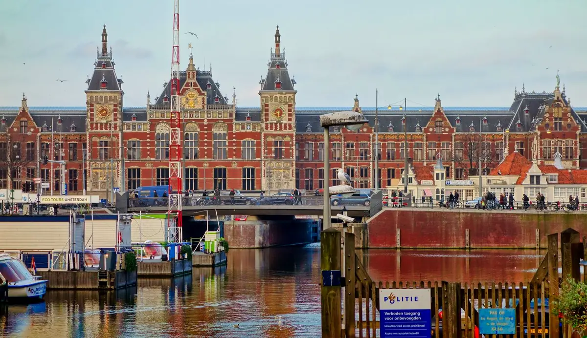 Amsterdam entdecken: Hauptbahnhof Amsterdam Centraal am Wasser