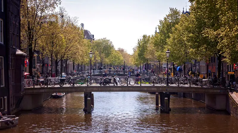 Amsterdam entdecken: Fahrräder an einer Gracht
