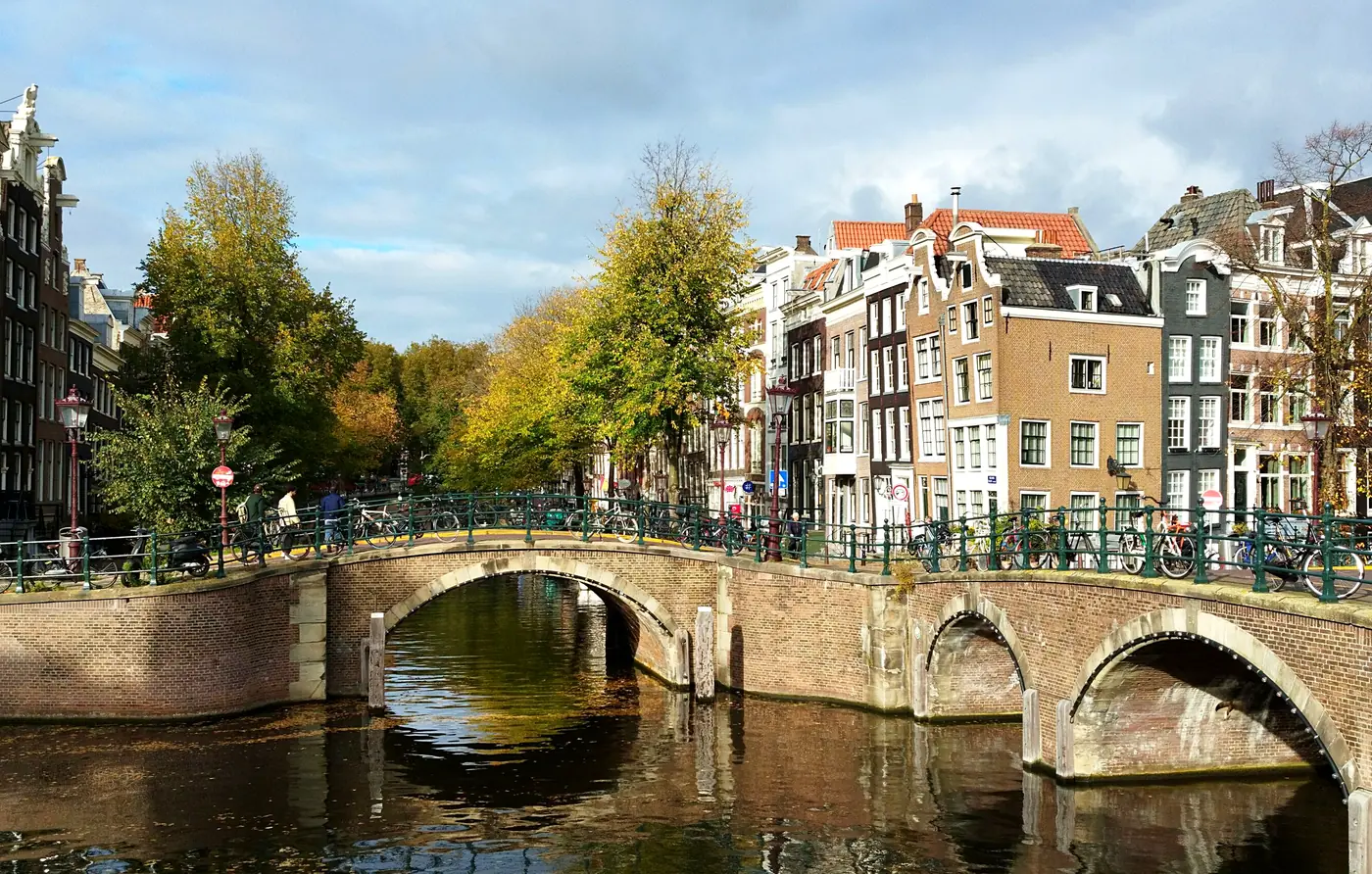 Amsterdam entdecken: Gracht mit Brücken und historischen Grachtenhäusern