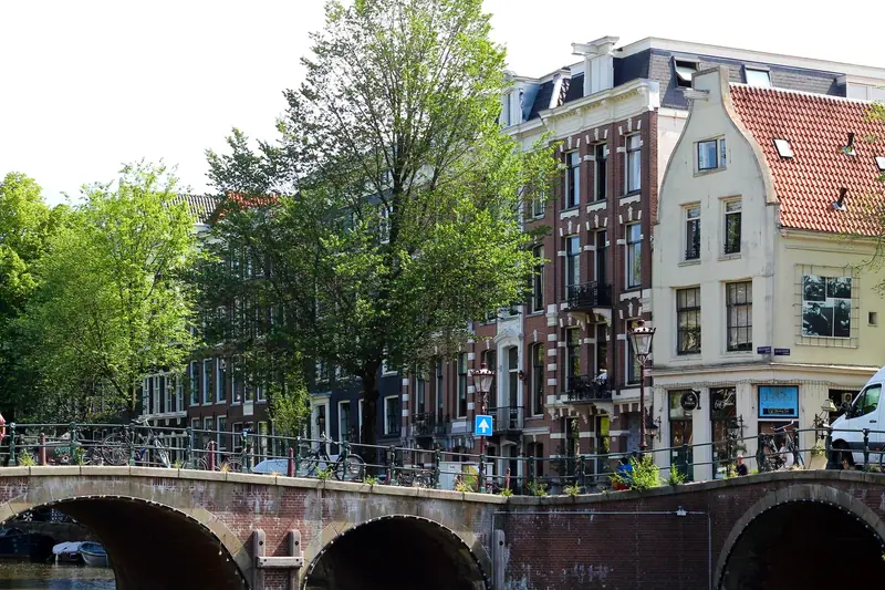 Amsterdam entdecken: Grachtenhäuser an einer Brücke