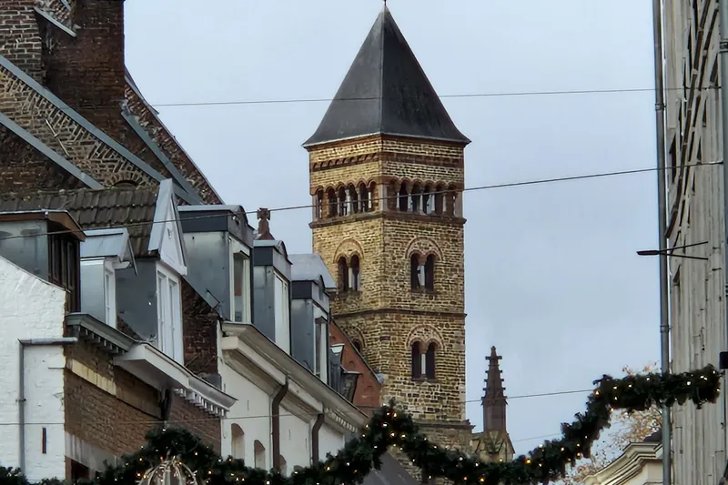 Maastricht Weihnachtsmarkt-Zeit: Altstadtgasse mit Girlanden und Kirchturm
