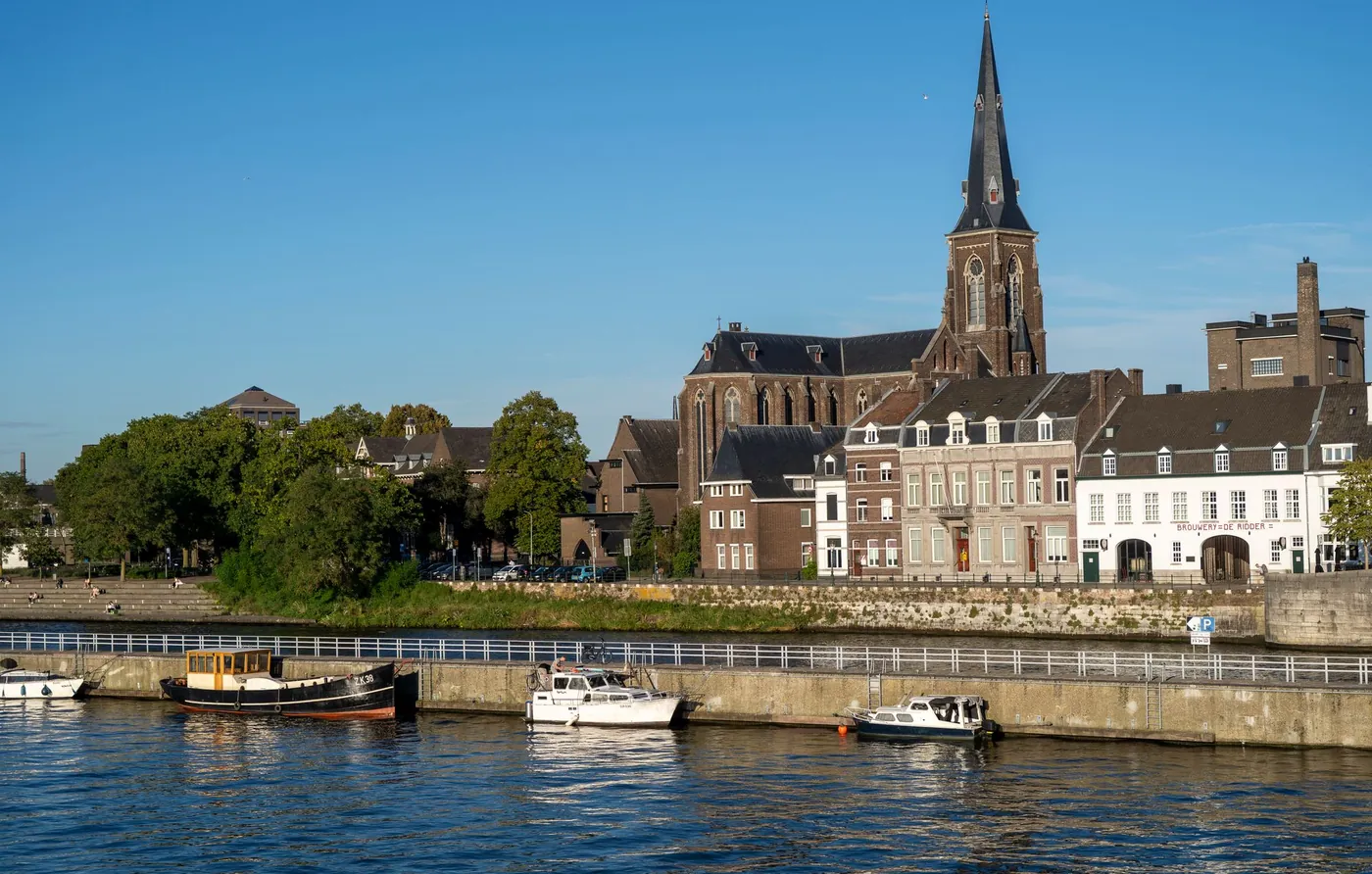 Maastricht Weihnachtsmarkt und Altstadt: Maasufer mit Kirchturm