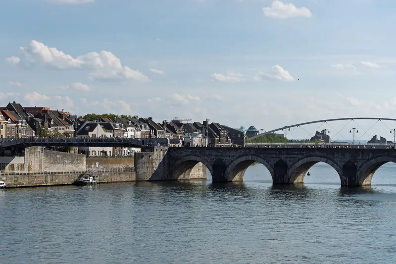 Maastricht Weihnachtsmarkt erreichen: Sint-Servaasbrug über die Maas