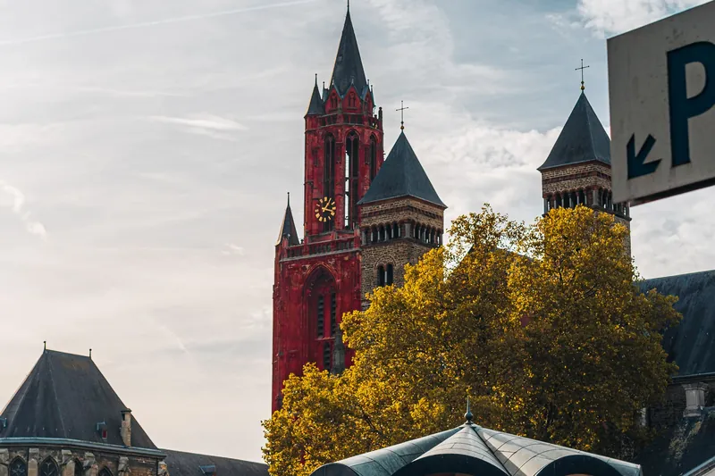 Maastricht Weihnachtsmarkt am Vrijthof: Sint-Janskerk mit rotem Turm