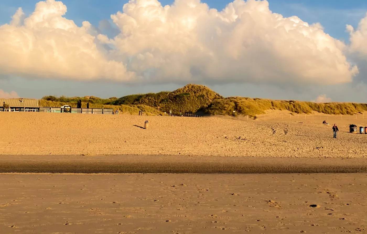 Nordsee Holland: breiter Sandstrand mit Dünen