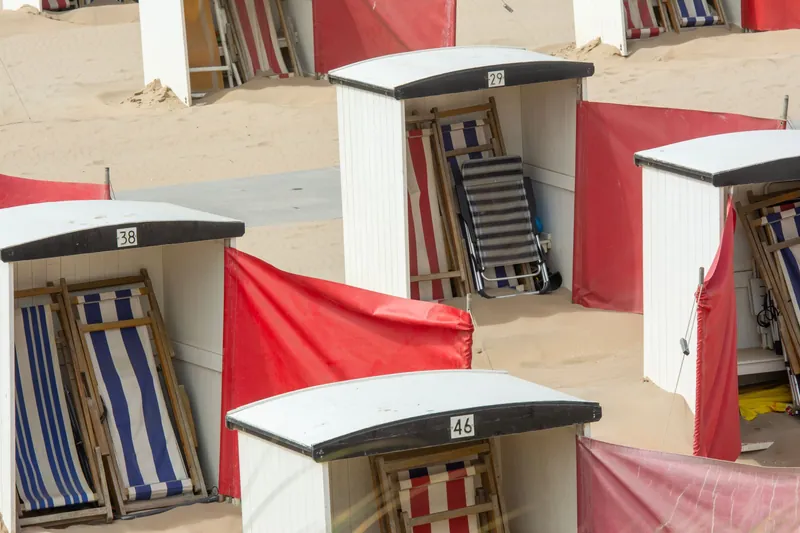 Nordsee Holland: Strandhäuschen und Liegestühle in Katwijk aan Zee