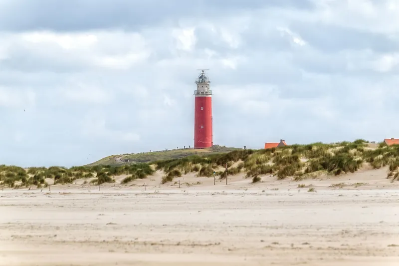 Nordsee Holland: roter Leuchtturm auf Texel in den Dünen