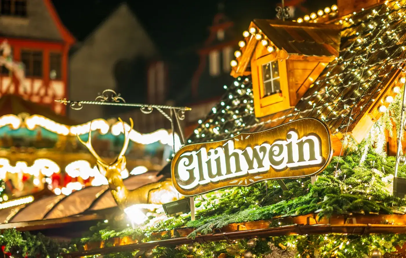 Valkenburg Weihnachtsmarkt: beleuchtete Glühweinhütte (Symbolbild)