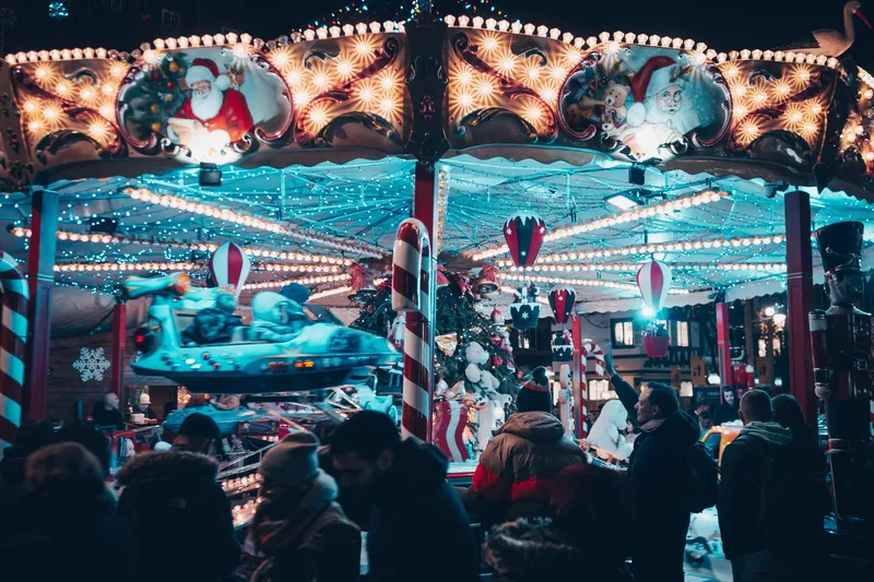 Valkenburg Weihnachtsmarkt: beleuchtetes Karussell am Abend (Symbolbild)