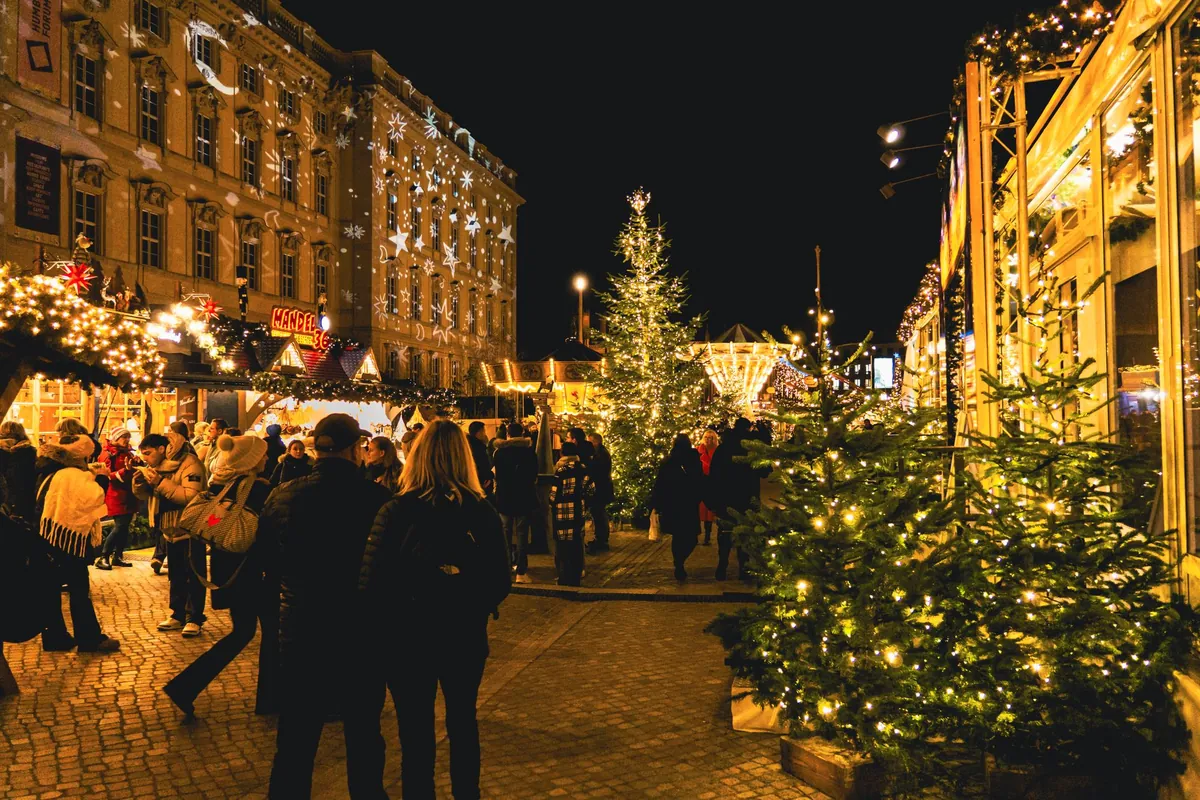 Valkenburg Weihnachtsmarkt: Lichter und Tannenbaum am Abend (Symbolbild)