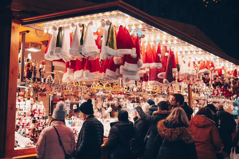 Valkenburg Weihnachtsmarkt: Besucher an einem Marktstand (Symbolbild)