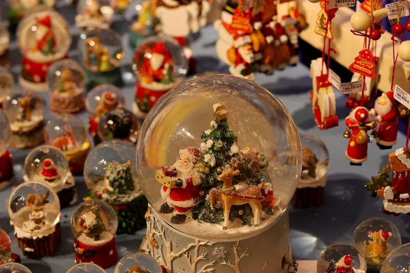 Valkenburg Weihnachtsmarkt: Schneekugeln an einem Marktstand (Symbolbild)